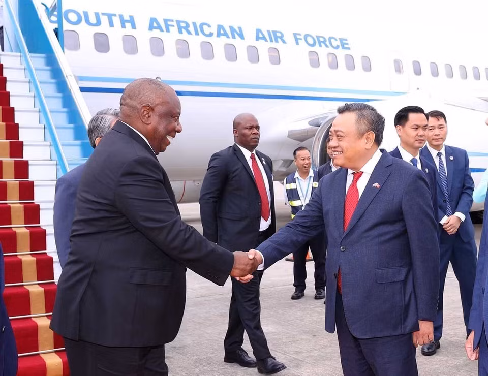 Президент Южно-Африканской Республики (ЮАР) Матамела Сирил Рамафоса прибывает в Ханой, начинает государственный визит во Вьетнам. (Фото: ВИА)