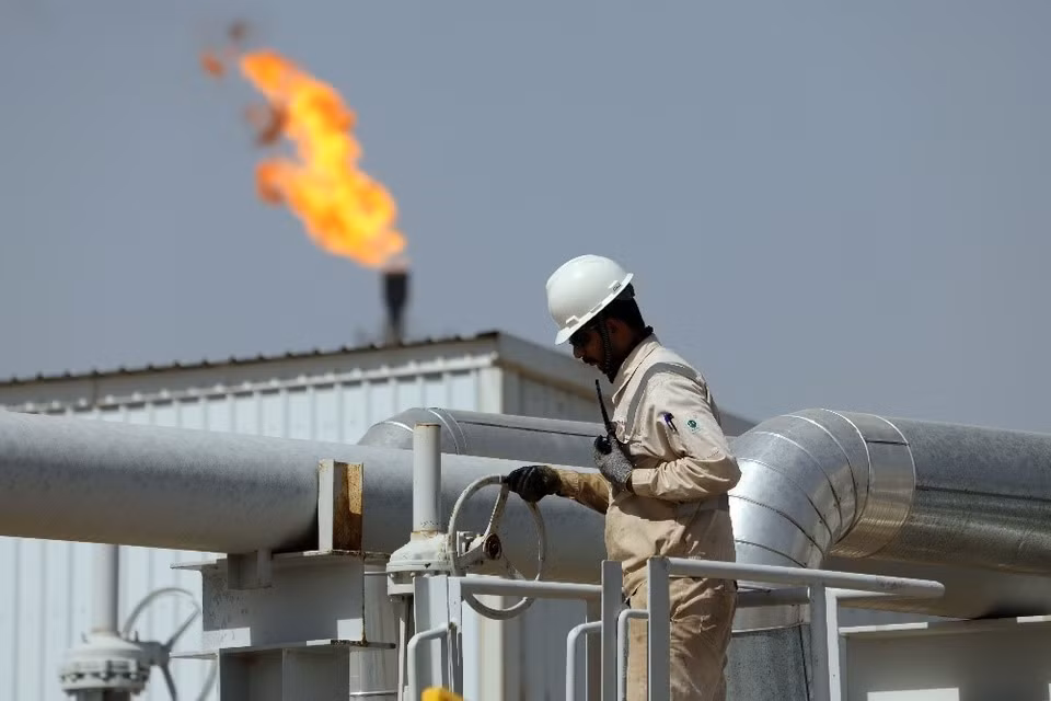 Сотрудник на нефтедобывающем объекте в провинции Васит, Ирак. (Фото: Синьхуа/ВИА)