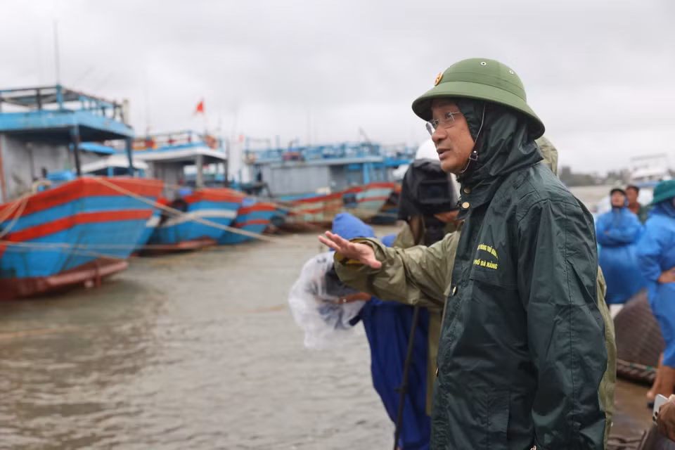 Секретарь городского партийного комитета Дананга Ле Нгок Куанг проверяет подготовительные работы и руководит мерами по противодействию тайфуну № 13 в убежище для судов Анхоа, община Нуитань. (Фото: ВИА)