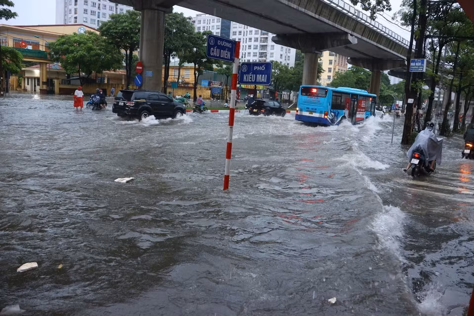 Дорога Каузиен уходит под воду, что серьёзно затрудняет передвижение жителей утром 7 октября. (Фото: ВИА)