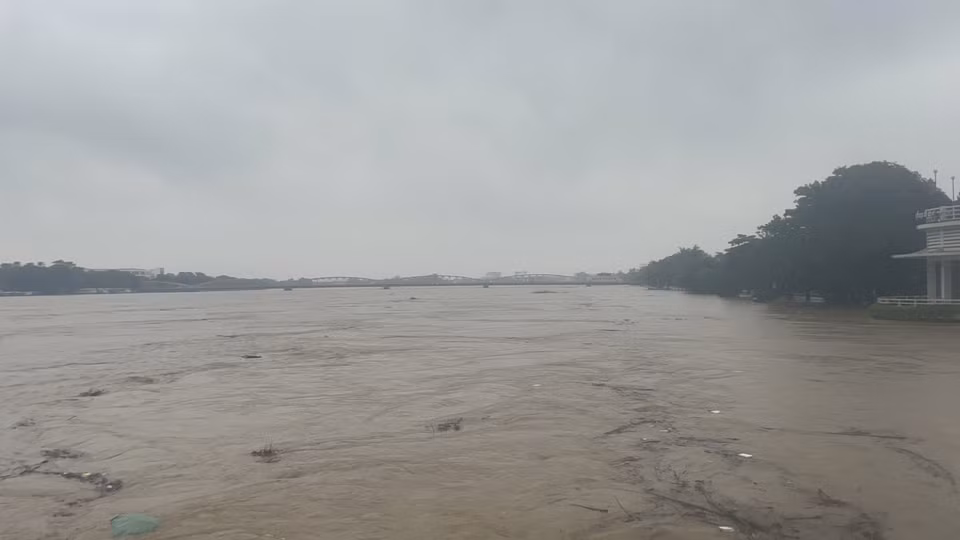 Уровень воды в реке Хыонг быстро поднимается, вызывая наводнение и изоляцию ряда кварталов и общин. (Фото: ВИА)