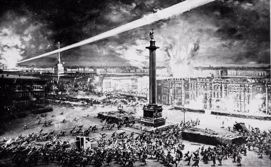 Ночью 7 ноября 1917 года (25 октября по старому русскому стилю) восставшие отряды штурмом взяли Зимний дворец в Петрограде, начав Великую Октябрьскую социалистическую революцию. (Фото: архив ВИА)