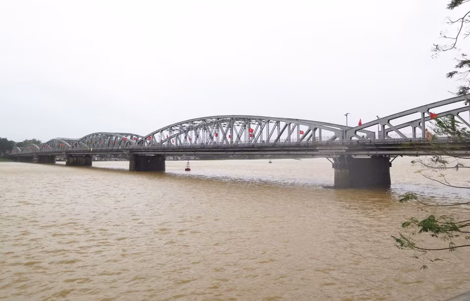Уровень воды на реке Хыонг в городе Хюэ утром 28 сентября превышает предупредительную отметку № 1. (Фото: ВИА)