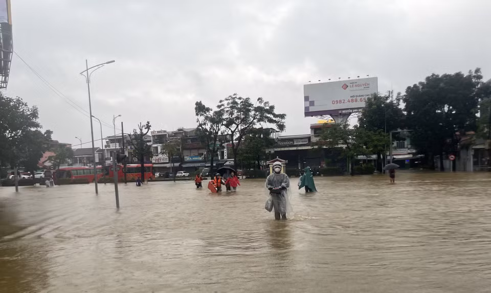 Наводнение вызвало масштабную изоляцию во многих районах города Хюэ. (Фото: ВИА)