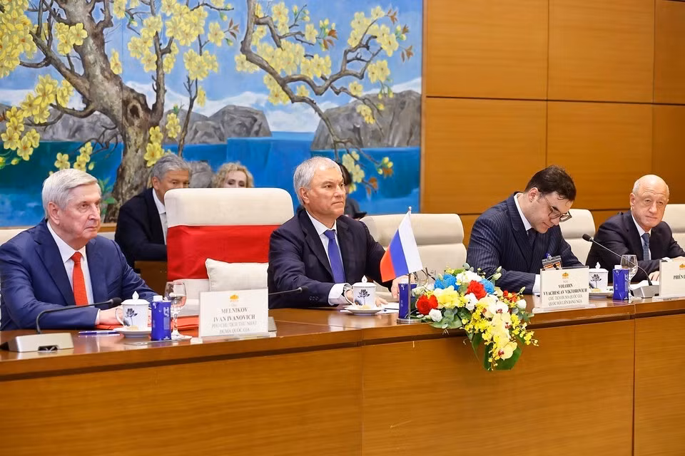 Председатель Государственной Думы Федерального Собрания Российской Федерации Вячеслав Володин и российская делегация присутствуют на переговорах с Председателем Национального собрания Вьетнама Чан Тхань Маном. (Фото: ВИА)