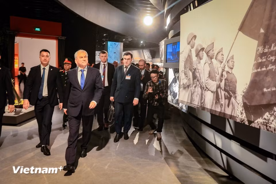 Председатель Государственной Думы Федерального Собрания Российской Федерации и делегация Российской Федерации посещают Военно-исторический музей Вьетнама. (Фото: ВИА)