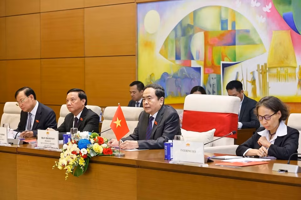 Председатель Национального собрания Вьетнама Чан Тхань Ман и вьетнамская делегация присутствуют на переговорах с председателем Государственной Думы Федерального Собрания Российской Федерации Вячеславом Володином. (Фото: ВИА)