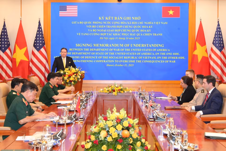 Посол США во Вьетнаме Марк Кнаппер выступает на церемонии подписания. (Фото: ВИА)