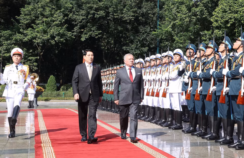 Президент государства Лыонг Кыонг и Король Иордании Абдалла II ибн аль-Хусейн принимают строй Почётного караула Вьетнамской народной армии. (Фото: ВИА)