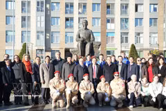 Участники форума возложили цветы к памятнику Президенту Хо Ши Мину перед церемонией открытия форума (Фото: ВИА)