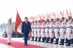 Генсек, Президент То Лам принимает почётный строй Народной милиций (Фото: ВИА)