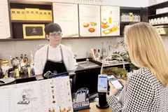 Сингапурский турист оплачивает покупку с помощью QR-кода во Вьетнаме (Фото: NAPAS)