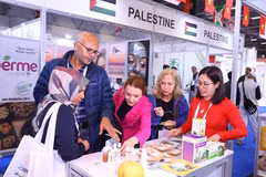 Делегаты посещают стенд кооператива «Зелёный Ханой» на выставке Halal Expo 2025 (Фото: ВИА)