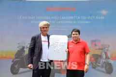 Представитель Lambretta — легендарного итальянского бренда скутеров — вручил символ марки официальному дистрибьютору во Вьетнаме — акционерной компании Lamscooter
