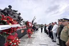 Участники церемонии возлагают цветы к Мемориалу в Музее военной истории Вьетнама (Фото: ВИА)