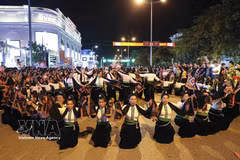Яркие выступления с традиционным танцем «сёэ» народа тай на уличном фестивале «Квинтэссенция Северо-Запада» (Фото: ВИА)
