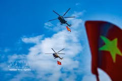 Группа вертолётов с флагами КПВ и Государственным флагом Вьетнама проводит тренировочный полёт над Ханоем в рамках подготовки к мероприятию A80 (Фото: ВИА) 
