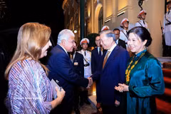 Генсек, Президент То Лам и его супруга Нго Фыонг Ли встречают Президента Республики Панама Хосе Рауля Мулино и его супругу Марисель Коэн де Мулино (Фото: ВИА)