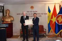 Посол Чан Ван Туан вручил медаль «За заслуги в области культуры, спорта и туризма» кинорежиссёру Бо Элену (Фото: Посольство Вьетнама в Швеции)