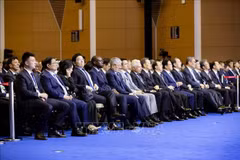 Премьер-министр Фам Минь Тьинь и делегаты присутствуют на открытии 16-го ежегодного совещания новых мировых лидеров ВЭФ (Фото: ВИА)