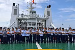 Представители Морской полиций Вьетнама и MMEA штата Паханг фотографируются на память на борту корабля CSB 8005, соблюдая традицию АСЕАН (Фото: ВИА)