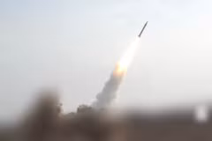 На кадрах видеозаписи, опубликованной движением хуситов в Йемене, показан запуск гиперзвуковой ракеты из секретного района на территории Йемена по целям в Израиле (Фото: Синьхуа/ВИА)