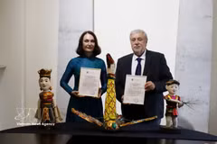 Елена Бездетко (слева), супруга посла РФ во Вьетнаме Геннадия Бездетко, передаёт экспонаты Театра водных кукол Тханглонг, подаренные Государственному музею Востока РФ (Фото: ВИА)