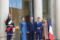 Президент Франции Эммануэль Макрон и его супруга встречают Генсекретаря, Президента То Лама и его супругу (Фото: ВИА)