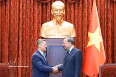 Генсек, Президент То Лам принял и. О. министра ВМС США Хунга Као (Фото: ВИА)