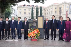 Постоянный член Секретариата ЦК КПВ Чан Кам Ту вместе с высокопоставленной делегацией КПВ у памятника Президенту Хо Ши Мину на территории Музея азиатских цивилизаций в Сингапуре (Фото: ВИА)