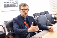 Проректор по международным отношениям Дальневосточного федерального университета Евгений Власов дает интервью корреспонденту ВИА в России (Фото: ВИА)