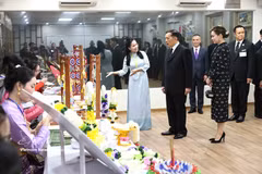 Король Таиланда Маха Маха Вачиралонгкорн Пхра Вачираклаочаоюхуа и королева Сутхида Баджрасудхабималалакшана осматривают экспозицию традиционных изделий Таиланда, представленных студентами Ханойского университета (Фото: ВИА)