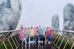 Туристы наслаждаются впечатлениями в сезон дождей в Дананге (Фото: hanoimoi.vn)