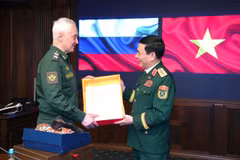 Генерал Фан Ван Зянг, Заместитель премьер-министра, Министр обороны Вьетнама, и Министр обороны России Андрей Белоусов обмениваются памятными подарками.