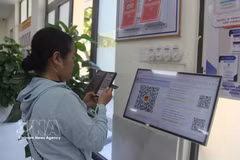 Жители сканируют QR-код для получения номера в Центре обслуживания населения квартала Хоа-суан (Дананг) (Фото: ВИА)
