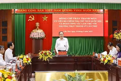 Председатель НС Чан Тхань Ман работает с Постоянным бюро парткома города Кантхо (Фото: ВИА) 
