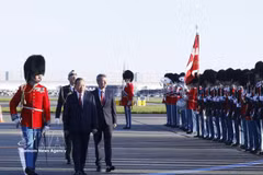 Генсек, Президент То Лам и король Дании Фредерик X обходят почётный караул (Фото: ВИА)