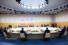 Премьер-министр Ле Минь Хынг и руководители делегаций стран-участниц на полях юбилейного саммита в честь 35-летия отношений АСЕАН — Россия проводят рабочую встречу по вопросам евразийской интеграции (Фото: ВИА) 