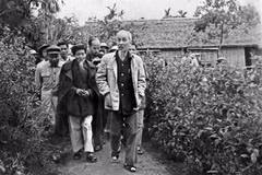 Президент Хо Ши Мин во время визита в свой старый дом в деревне Шен, община Кимльен, район Намдан, провинция Нгеан (декабрь 1961 г.) (Фдото: ВИА)