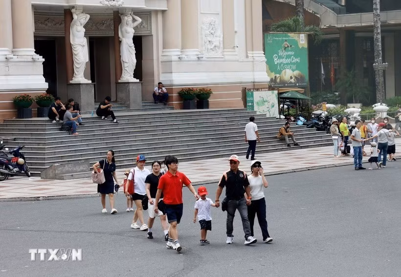 Посетители прогуливаются по площади Ламшон перед оперным театром Хошимина. (Фото: ВИA)
