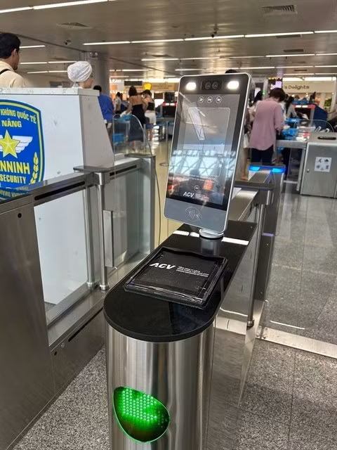 Система распознавания лиц (Face ID) установлена на пункте контроля безопасности в международном аэропорту Дананг. Аэропорт стал первым во Вьетнаме, где применяется полностью автоматизированное обслуживание пассажиров от регистрации до посадки. (Фото предоставлено ACV Da Nang)