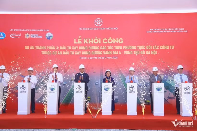 Делегаты нажимают кнопки, чтобы запустить проект. (Фото: Vietnamnet.vn)