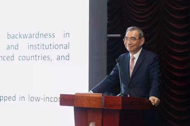 Профессор Линь Ифу делится своими мыслями на семинаре (Фото: VietnamPlus)