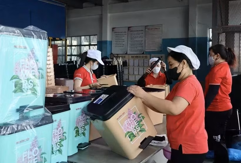 Рабочие пластиковой компании Dai Dong Tien в Хошимине маркируют и упаковывают продукцию. (Фото: ВИA)