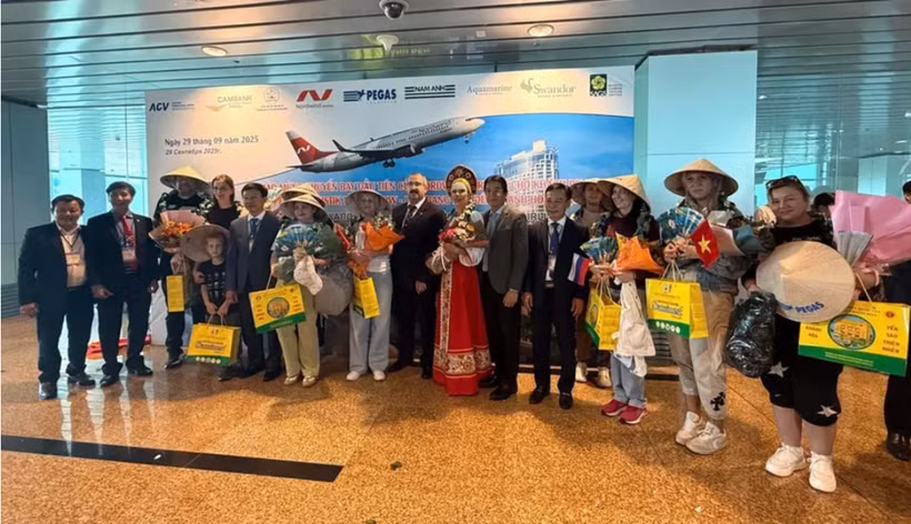 Российские туристы первым рейсом Nordwind в Кханьхоа прибыли в провинцию 29 сентября. (Фото: ВИA)