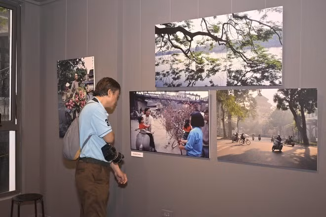 Один из посетителей смотрит фотографии Николя Корне на выставке «Ой, Ханой», посвященной выпуску одноименной фотокниги. Фото: TA/Vietnam+