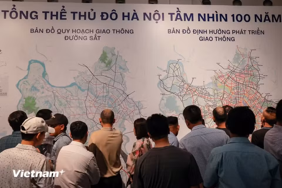 В этой зоне также размещены крупноформатные стенды, демонстрирующие планирование Ханоя в различные исторические периоды, связанные с развитием ﻿и расширением административных границ столицы. Фото: Vietnam+.