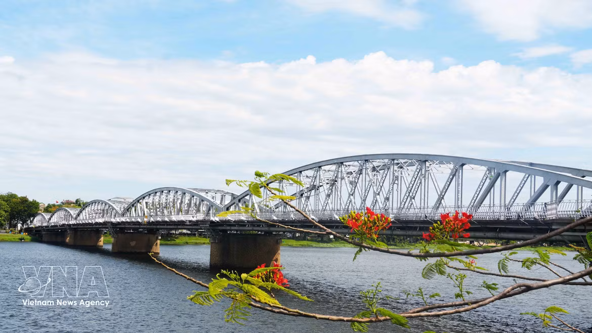 Мост Чыонгтьен (Хюэ) вернул первоначальный цвет окраски