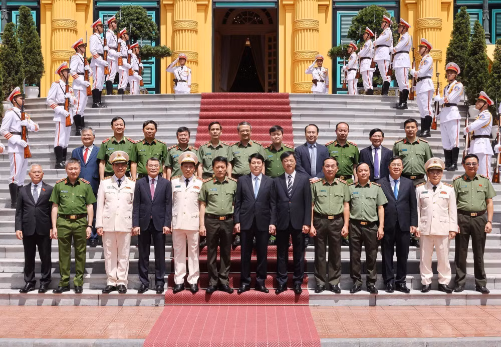 vna-potal-chu-tich-nuoc-trao-quyet-dinh-thang-cap-bac-ham-thuong-tuong-voi-ba-thu-truong-bo-cong-an-8091719.jpg