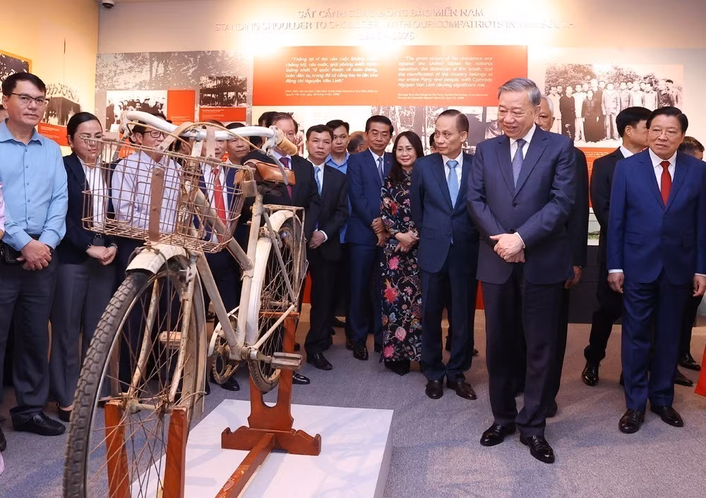 vna-potal-tong-bi-thu-to-lam-du-trien-lam-tong-bi-thu-nguyen-van-linh-cuoc-doi-va-su-nghiep-8120397.jpg